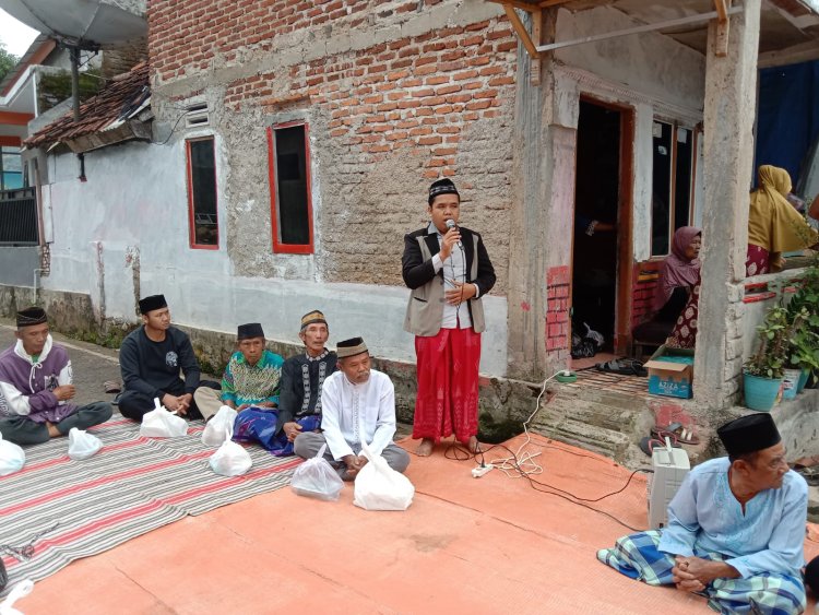 WARGA KAMPUNG TONJONG SANGKANURIP  GELAR TRADISI BABARIT   