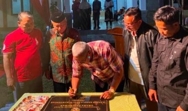 POTONG PITA OLEH WABUP DAN BUPATI KUNINGAN TANDATANGANI PRASASTI BALAI DESA DUKUHTENGAH