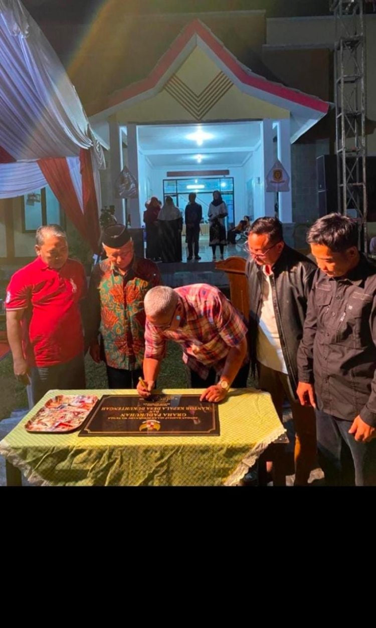 POTONG PITA OLEH WABUP DAN BUPATI KUNINGAN TANDATANGANI PRASASTI BALAI DESA DUKUHTENGAH