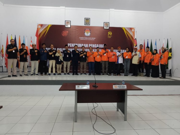 WAHUDI PIMPIN LANGSUNG PENDAFTARAN BACALEG PARTAI BURUH KUNINGAN KE KPU