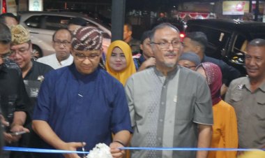 ANIES BASWEDAN AJAK RELAWAN SOLID PADA OPENING KAFE SOSIAL PEDJUANG DI BANDUNG