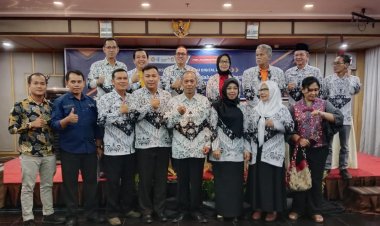 SEMUA GURU ANGGOTA PGRI