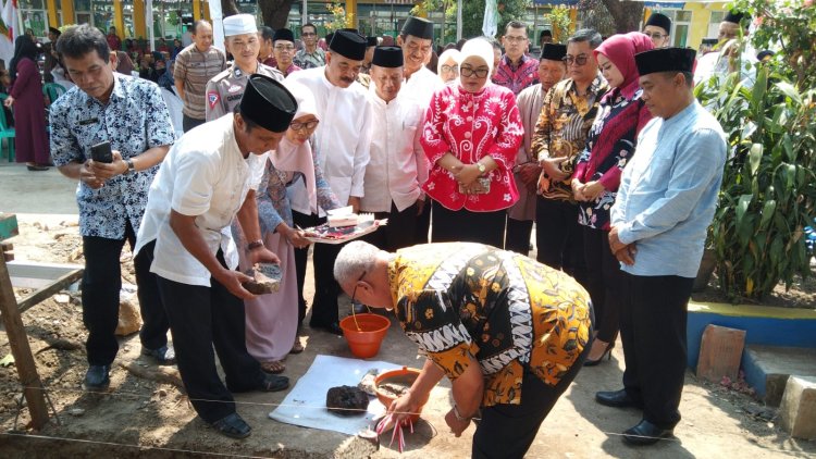 BUPATI KUNINGAN HADIRI PELETAKAN BATU PERTAMA MUSHOLA DAN ACARA MAULID NABI SDN 4 BOJONG