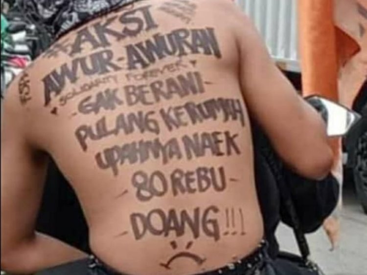 Viral, Buruh Bekasi Pampang Tulisan Di Punggung Keliling Kawasan