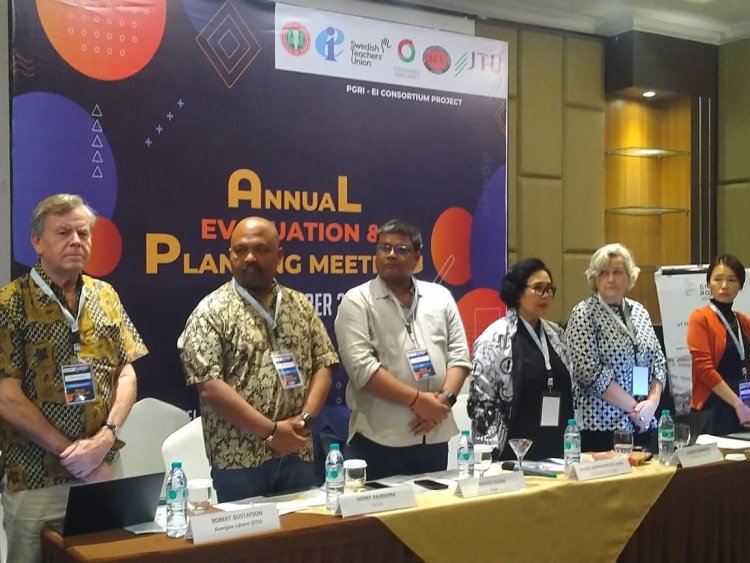 BERSATU KITA TEGUH, BERSAMA TEGUH KITA RUNTUH