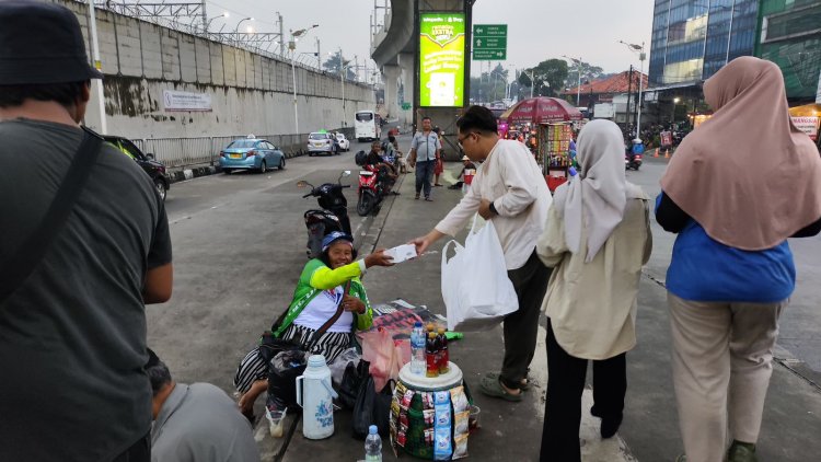 Gerakan TurunTangan Bagikan Takjil di Sekitar Kafe Sosial Pedjuang