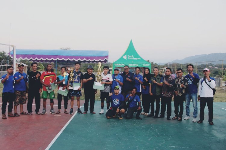 12 DESA PEREBUTKAN PIALA TURNAMEN VOLLY KNPI MALEBER