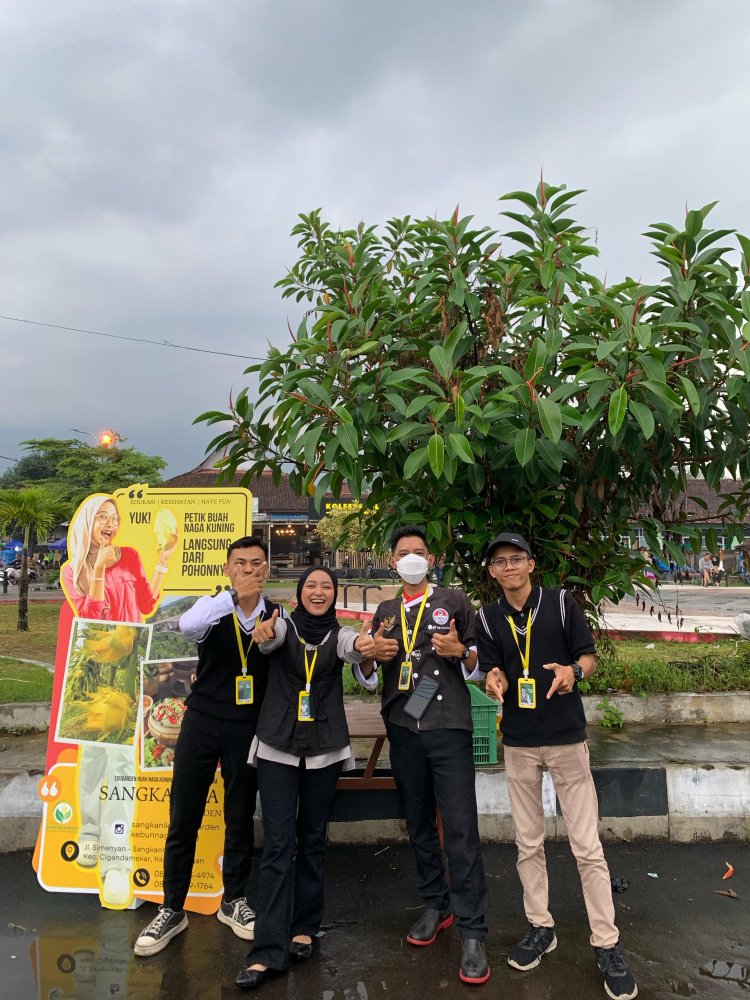 Sangkanika Edugarden Bagikan Takjil Gratis, Warga Cilimus Kuningan Antusias!