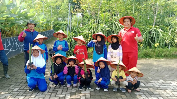 Outing Class Anak-Anak Tonjong Sangkanurip di Eduwisata Kebun Naga Kuningan : Edukasi Menanam dan Permainan Seru