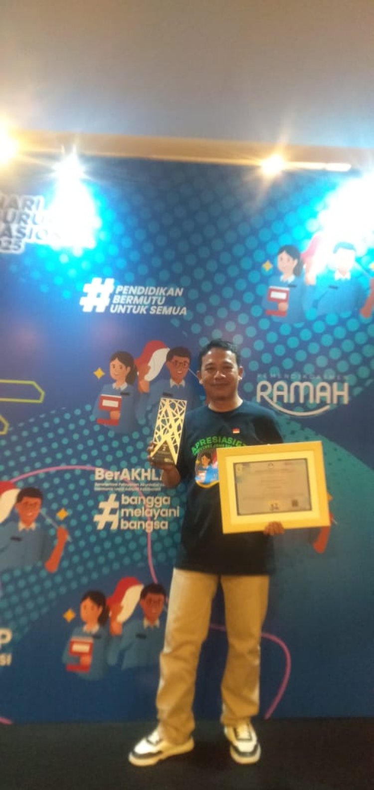 HASANUDIN  DAPAT PENGHARGAAN TINGKAT JAWA BARAT BIDANG KOMUNITAS BELAJAR