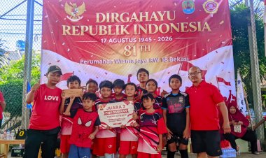 TIM FUTSAL PUTRA SUSILO BAMBANG YUDHOYONO DENGAN BEBERAPA PERWAKILAN RT 10/18 PERUMAHAN WISMA JAYA RAIH JUARA 2, HARUMKAN NAMA LINGKUNGAN DI HUT RI KE-81