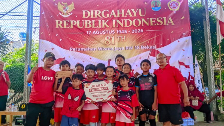 TIM FUTSAL PUTRA SUSILO BAMBANG YUDHOYONO DENGAN BEBERAPA PERWAKILAN RT 10/18 PERUMAHAN WISMA JAYA RAIH JUARA 2, HARUMKAN NAMA LINGKUNGAN DI HUT RI KE-81