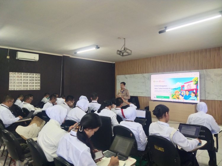 AGUS KUSMAN, DOSEN UNIVERSITAS INDRAPRASTA PGRI, MENJADI PENGAJAR CALON MANAJER KOPERASI DESA/KELURAHAN MERAH PUTIH DI RINDAM JAYA